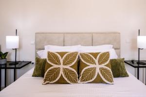 a bedroom with a bed with two pillows at Villa Ellania in Ambelókipoi