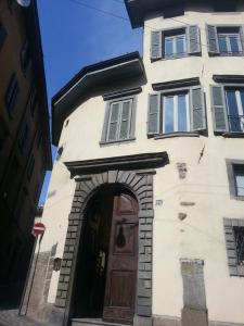 ein Gebäude mit einem Torbogen und einer Tür in der Unterkunft B&B Bergamo Alta in Bergamo