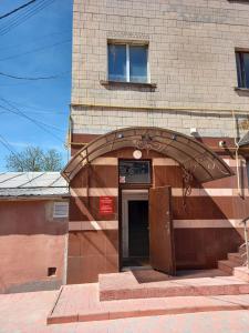 ein Gebäude mit einem Bogen über einer Tür in der Unterkunft Готель Поділля in Shestakovka