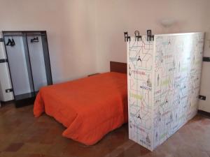 Un dormitorio con una cama y una pared con escritura. en ai18diamanti apartments, en Saludecio