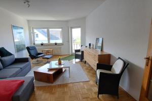 uma sala de estar com um sofá, cadeiras e uma mesa em Ferien am Wieter in Northeim! em Northeim