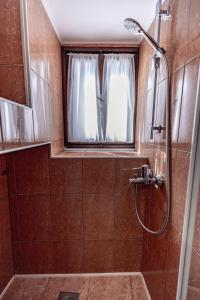 uma casa de banho com um chuveiro e uma janela em Porta Orientalis em Split
