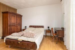 Schlafzimmer mit einem Bett, einer Kommode und einem Schreibtisch in der Unterkunft Sole Solei apartman 2 - Meljine in Meljine