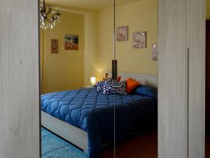 1 dormitorio con 1 cama con edredón azul en Dolci Sogni, en Pisa