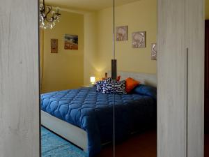 ピサにあるDolci Sogniのベッドルーム1室(青い掛け布団付きのベッド1台付)