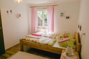 um quarto com uma cama com almofadas e uma janela em Knusperhäuschen em Sattendorf