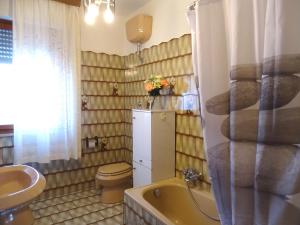 ピサにあるDolci Sogniのバスルーム(洗面台、トイレ、バスタブ付)