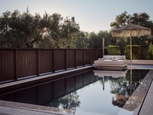 Bazén v ubytování Conte Gesto Villa, with Heated Pool, By ThinkVilla nebo v jeho okolí