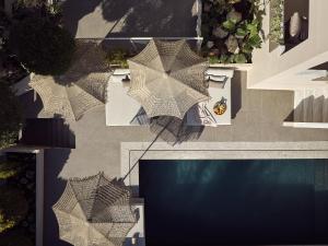 Bazén v ubytování Conte Gesto Villa, with Heated Pool, By ThinkVilla nebo v jeho okolí