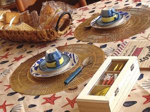 una mesa con platos y sombreros encima en Dolci Sogni, en Pisa