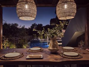 Bazén v ubytování Conte Gesto Villa, with Heated Pool, By ThinkVilla nebo v jeho okolí