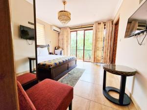 Ένα ή περισσότερα κρεβάτια σε δωμάτιο στο Cactus Creek Hotel