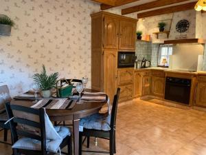 Fotografia z galérie ubytovania Lovely House in Quiet Hamlet on banks of the Lot v destinácii Saint-Martin-Labouval