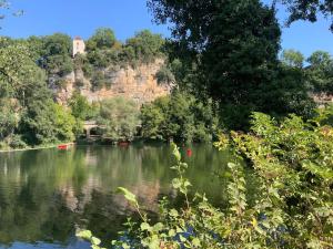 Fotografia z galérie ubytovania Lovely House in Quiet Hamlet on banks of the Lot v destinácii Saint-Martin-Labouval