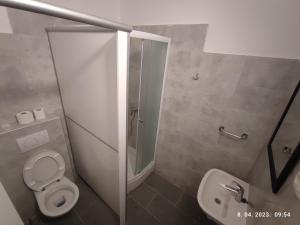 uma casa de banho com um chuveiro, um WC e um lavatório. em Impact House Split em Split