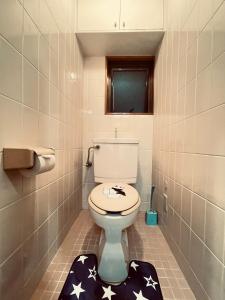 a bathroom with a toilet with a sticker on it at 302东京中心全新装修宽敞明亮的公寓 3分钟步行路程到门前仲町站 两条地铁线直达东京上野新宿 in Tokyo