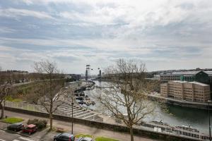 - une vue sur une rivière avec des bâtiments et des voitures dans l'établissement Une belle vue de Brest/T2 lumineux /Centre-Ville, à Brest