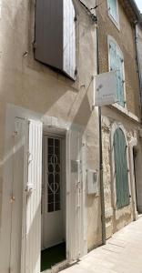 an entrance to a building with a white door at La Maison Plume, Appart Boutique in Saint-Rémy-de-Provence
