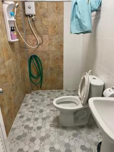W łazience znajduje się prysznic, toaleta i umywalka. w obiekcie บ้านสวนชมจันทร์ กำแพงแสน 