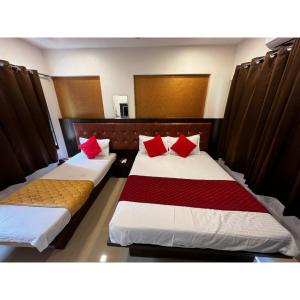 Postel nebo postele na pokoji v ubytování Hotel Borivali Executive - Near Borivali Railway Station