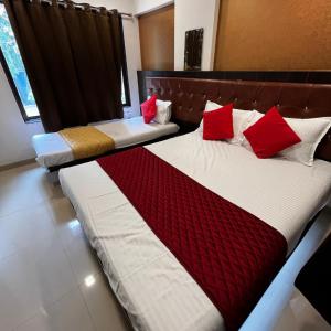 Postel nebo postele na pokoji v ubytování Hotel Borivali Executive - Near Borivali Railway Station