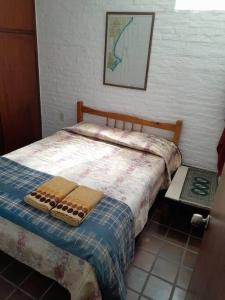 a bedroom with a bed with two towels on it at I Casa de invitados cerquita de la playa buenas olas in La Aguada