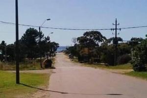 una strada vuota con un lampione sul lato di I Casa de invitados cerquita de la playa buenas olas a La Aguada