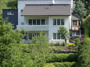 een wit huis met een tuin ervoor bij Linn in Winterberg