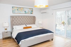 um quarto branco com uma cama grande e uma janela em Cowry Acres - The First House Villa w Hot Tub em New Hope