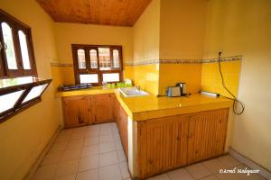 uma pequena cozinha com um lavatório e um balcão em An-tsaha Chambre d'hôtes em Fianarantsoa