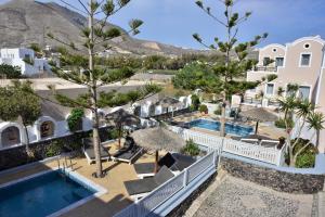 Una vista aérea de un complejo con dos piscinas y árboles. en Villa Serene, en Kamari