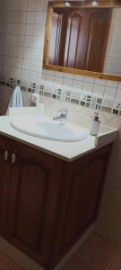 un baño con lavabo y espejo en La Barrica, en Soo