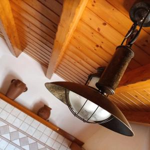 luz eólica colgada de un techo de madera en La Barrica, en Soo