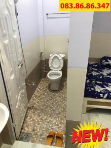 uma casa de banho com um WC e um lavatório em Nhà Nghỉ Năm Bé em Xuyên Mộc