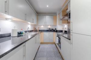 A kitchen or kitchenette at Bright & Cosy 2BD by the Canal! - Limehouse