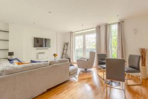 a living room with a couch and chairs at Bright & Cosy 2BD by the Canal! - Limehouse in London