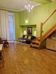 克拉科夫的住宿－Ariadna - Pantheon Apartments，客厅配有蓝色的沙发和桌子