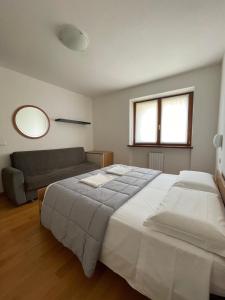 ヴェローナにあるRichi Rent 03のベッドルーム(大型ベッド1台、ソファ付)