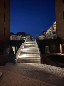 a stairway leading up to a building at night at Moderni yksiö huippu sijainnilla in Jyväskylä