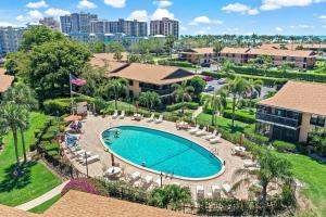 une vue aérienne d'une piscine dans un complexe hôtelier dans l'établissement Relaxing condo with two pools and steps to beach, à Marco Island