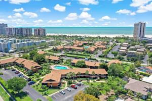 une vue aérienne d'un complexe hôtelier avec la plage dans l'établissement Relaxing condo with two pools and steps to beach, à Marco Island