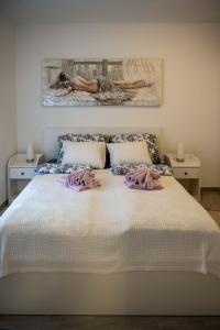 um quarto com uma cama branca e toalhas em Apartment Montona em Pula
