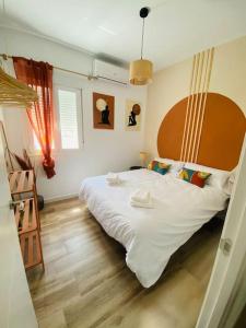 een slaapkamer met een groot wit bed met een houten hoofdeinde bij Piso San Eloy - Centro de Cordoba in Córdoba