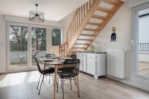 een keuken en eetkamer met een tafel en stoelen bij Appartement moderne pour 4 a La Baule in La Baule