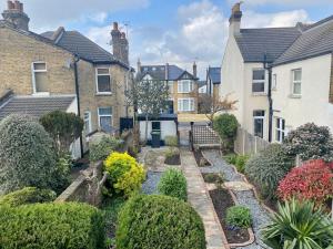 un jardín en un barrio residencial con casas en Charming Seaside Cottage in Leigh-on-Sea en Southend-on-Sea