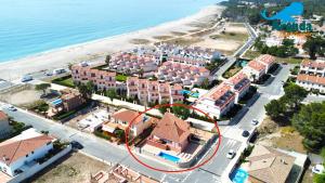 una vista aerea di una città con case e la spiaggia di Arenda Clara villa con piscina privada al lado de la playa a Hospitalet de l'Infant