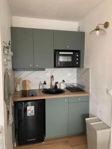 Kuchyňa alebo kuchynka v ubytovaní Appartement T2 - 50m de la Mer - Parking - Wifi