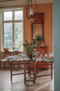 a dining room with a table and a mirror at Hoby Kulle Herrgård B&B in Bräkne-Hoby