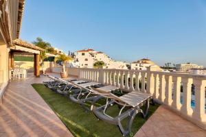 - une rangée de chaises longues sur un balcon dans l'établissement Villa Happy Holidays Pool Private, à Puerto de Santiago
