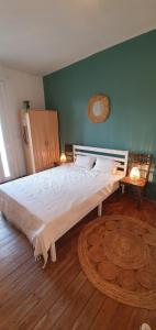sypialnia z dużym łóżkiem i drewnianą podłogą w obiekcie Maison sur mer Palavas w mieście Palavas-les-Flots